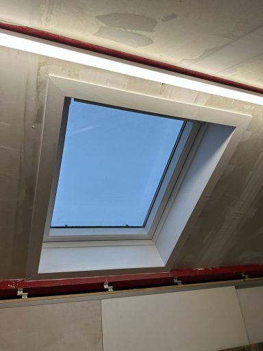 Velux dakraam in 's-Hertogenbosch Dakraam met zicht op blauwe lucht en enkele wolken.